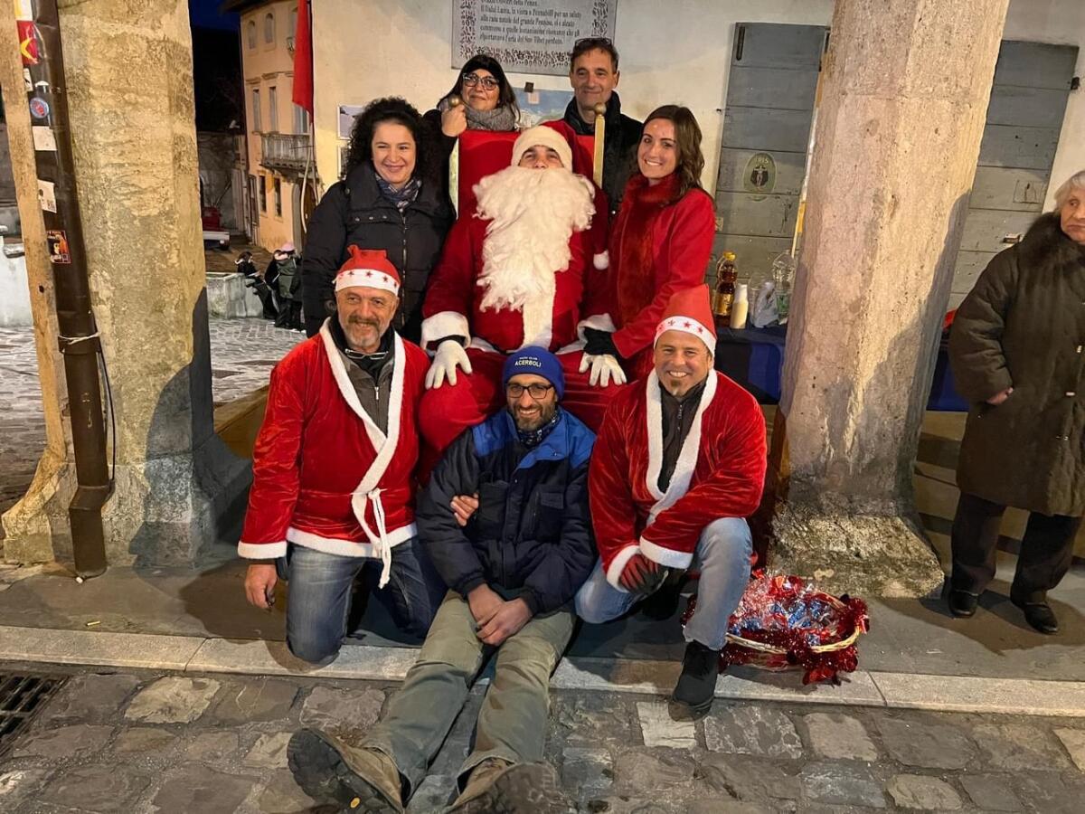 Babbo Natale arriva a Pennabilli tra mercatini e spettacoli trainato dall'asinello Ciuchi -