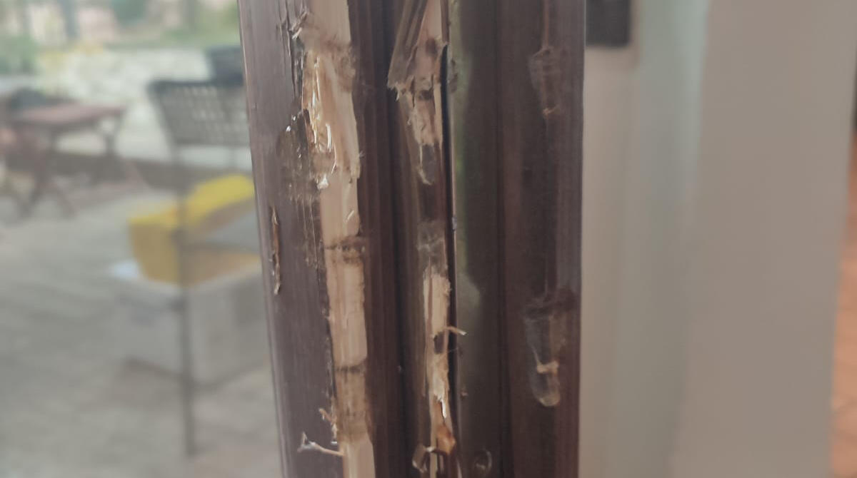 Furto al ristorante di San Leo. I gestori: "Brindiamo a chi ci vuole male" - Il portone sul retro scassinato per entrare all'interno del ristorante