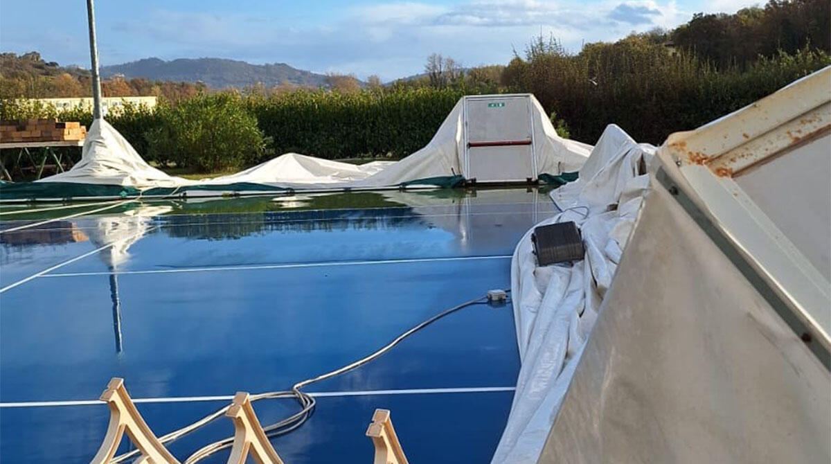 Pietracuta, pallone di copertura del circolo tennis distrutto dal forte vento -
