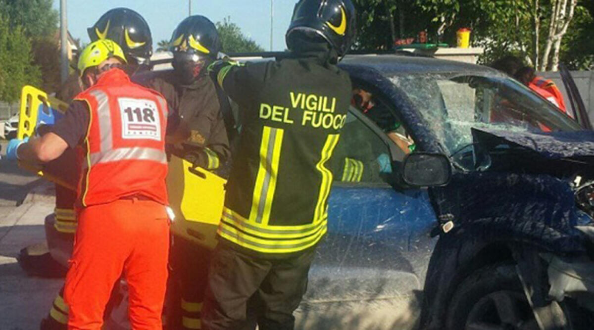 Auto esce fuori strada a Novafeltria, donna ferita incastrata tra le lamiere - Archivio