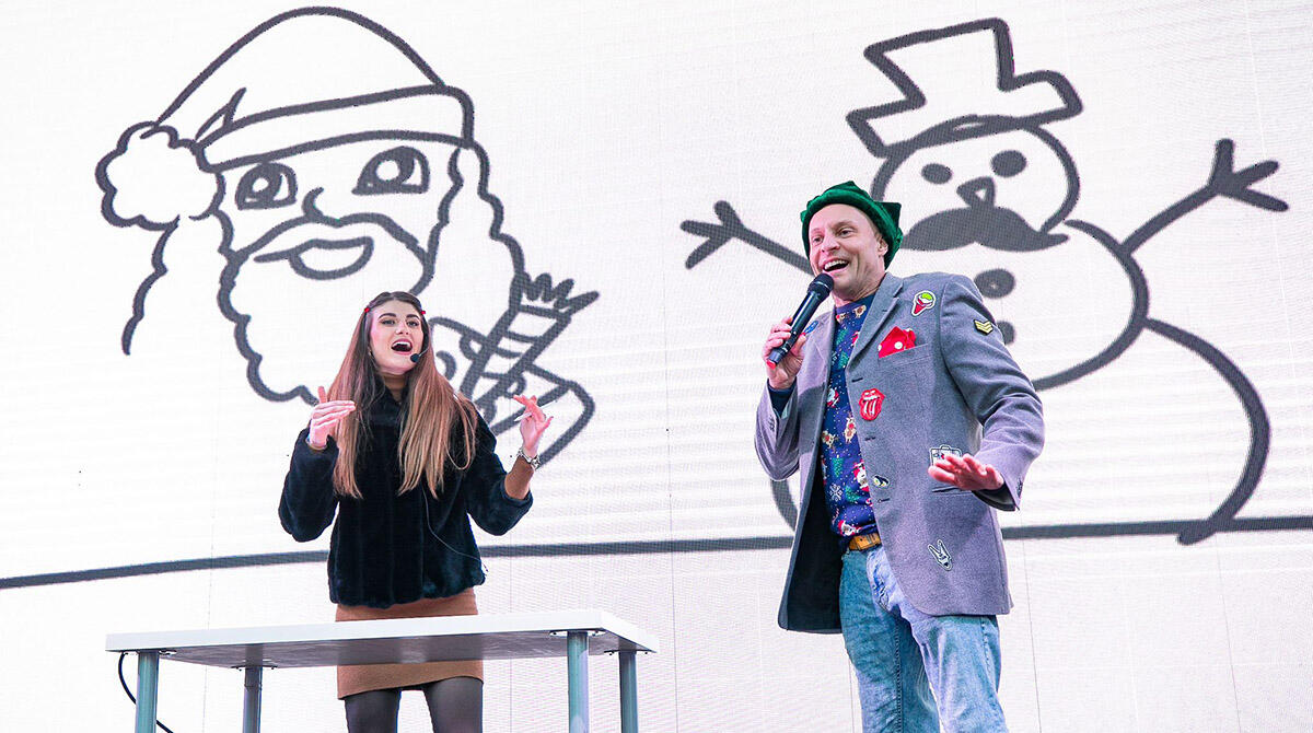 #romagnawow Winter Edition: il format dell'estate conquista i giovanissimi anche "fuoristagione" - La youtuber acapodelglobo e Andrea Prada sul palco di #romagnawow Winter Edition