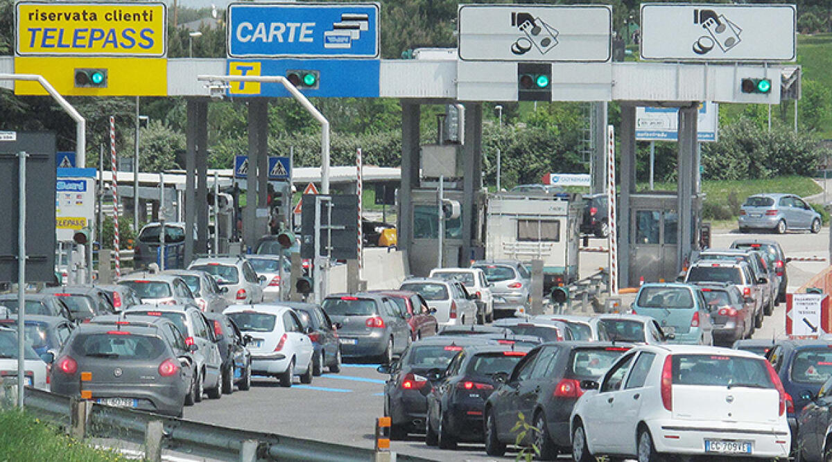 Casello dell’autostrada di Riccione aperto per il ponte dell’Immacolata - Il casello dell'A14 a Riccione