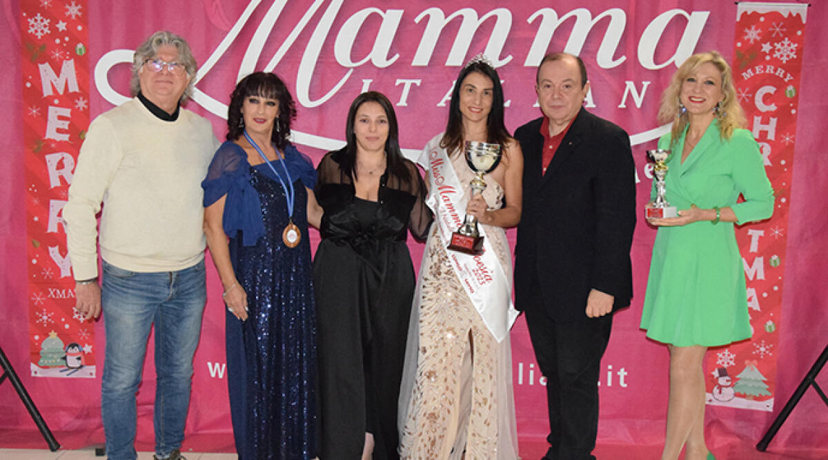 Mamme in Poesia 2023, prima classificata una mamma di Riccione - Da sx, Silvano Morini, Franca Pulvirenti, Laura Pascalone, Alice Barbieri, Paolo Teti ed Elena Tassinari
