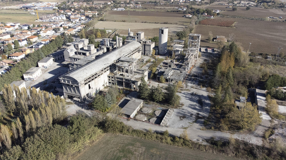 Nuova vita per l'area dell'ex cementificio di San Michele, il Comune discute l'acquisizione - Ex cementificio Buzzi Unicem (foto di Claudio Zamagni)