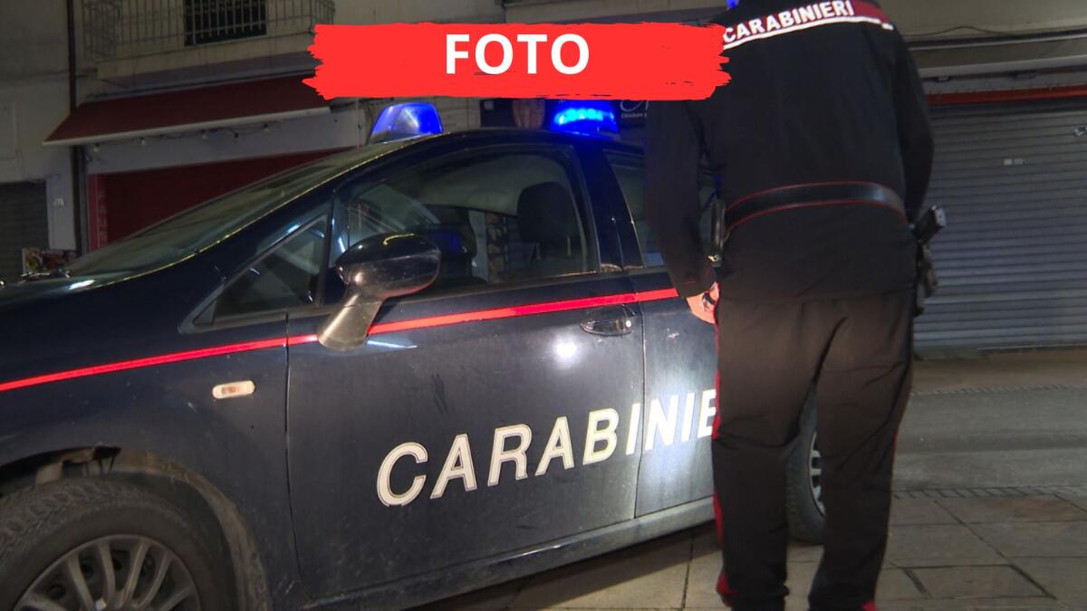 Aggredito e preso a bottigliate in casa: grave in ospedale - I carabinieri sul luogo dell'aggressione