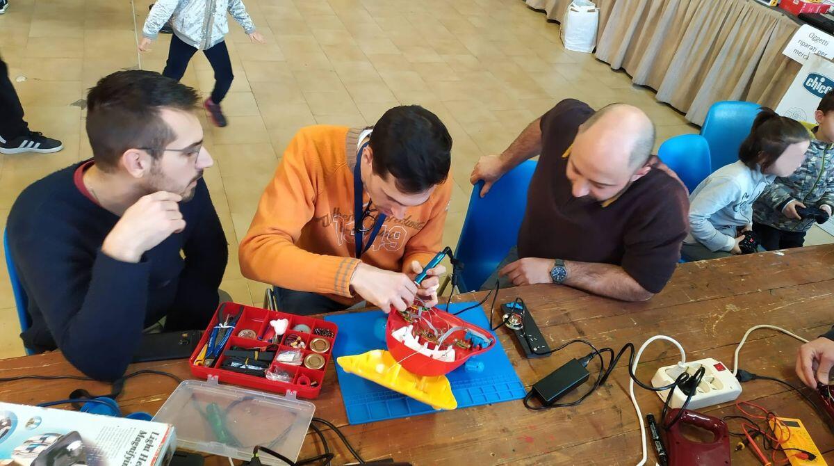 Ridare vita a vecchi oggetti elettronici: Restart Party tra tecnologia, sostenibilità e solidarietà - Uno scatto dalla scorsa edizione