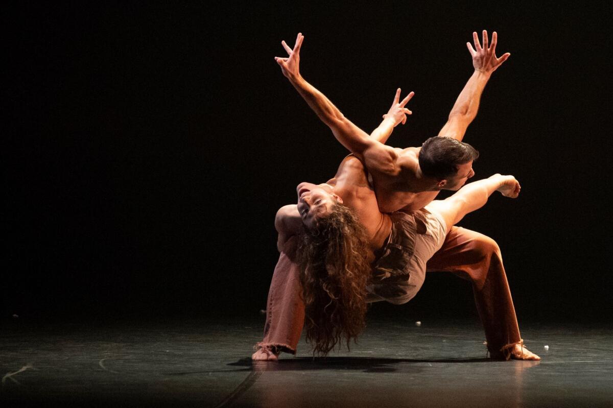 Ballade ed Elegia, la Danza contemporanea al Teatro Galli - Una scena dallo spettacolo - foto di Tiziano Ghidorsi