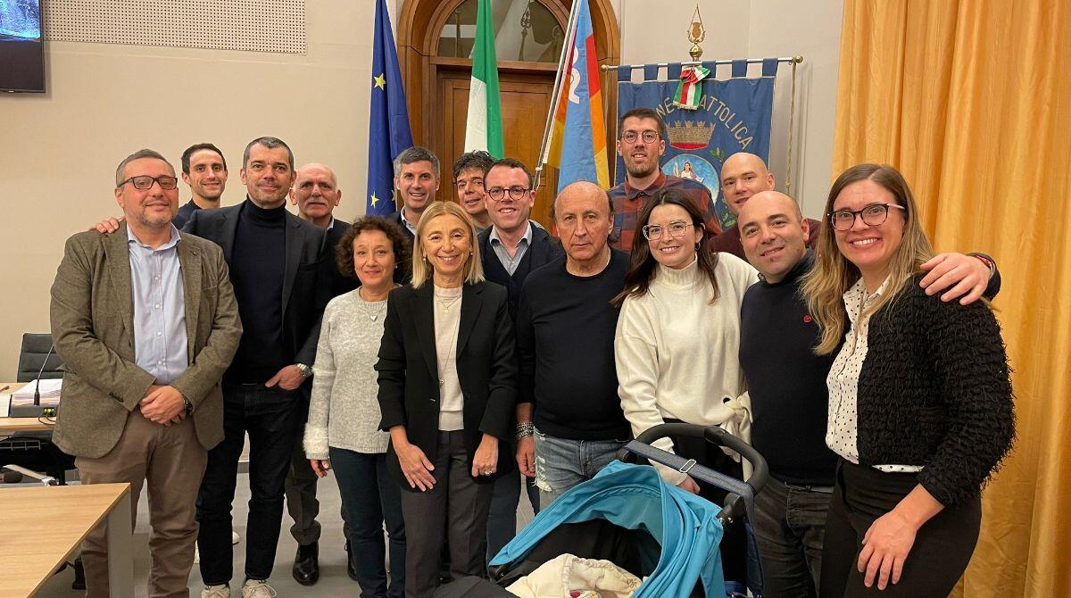 Cattolica, la minoranza diserterà il consiglio comunale, la risposta della Sindaca - La Sindaca Foronchi con la maggioranza