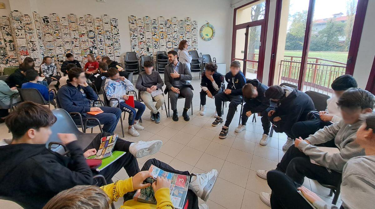 "Il lavoro raccontato": 12 classi di Rimini partecipano al progetto "Da Spettatori a Protagonisti" - Il laboratorio a scuola