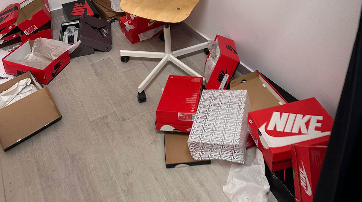 Apre negozio in centro a Rimini, glielo svaligiano subito: portate via 200 paia di scarpe - Ciò che è rimasto dopo il colpo