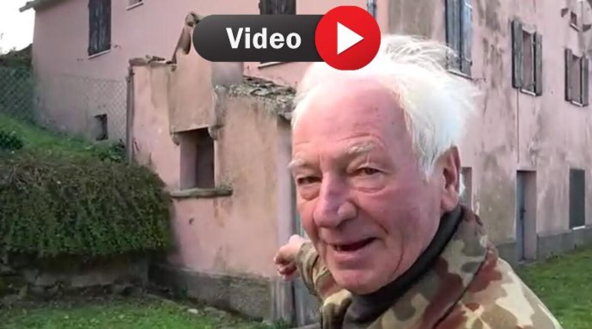 L'unico abitante di Libiano conquista il web. Fanpage incontra Vittorino grazie ad altarimini - Vittorino mostra il borgo fantasma al giornalista di Fanpage.it