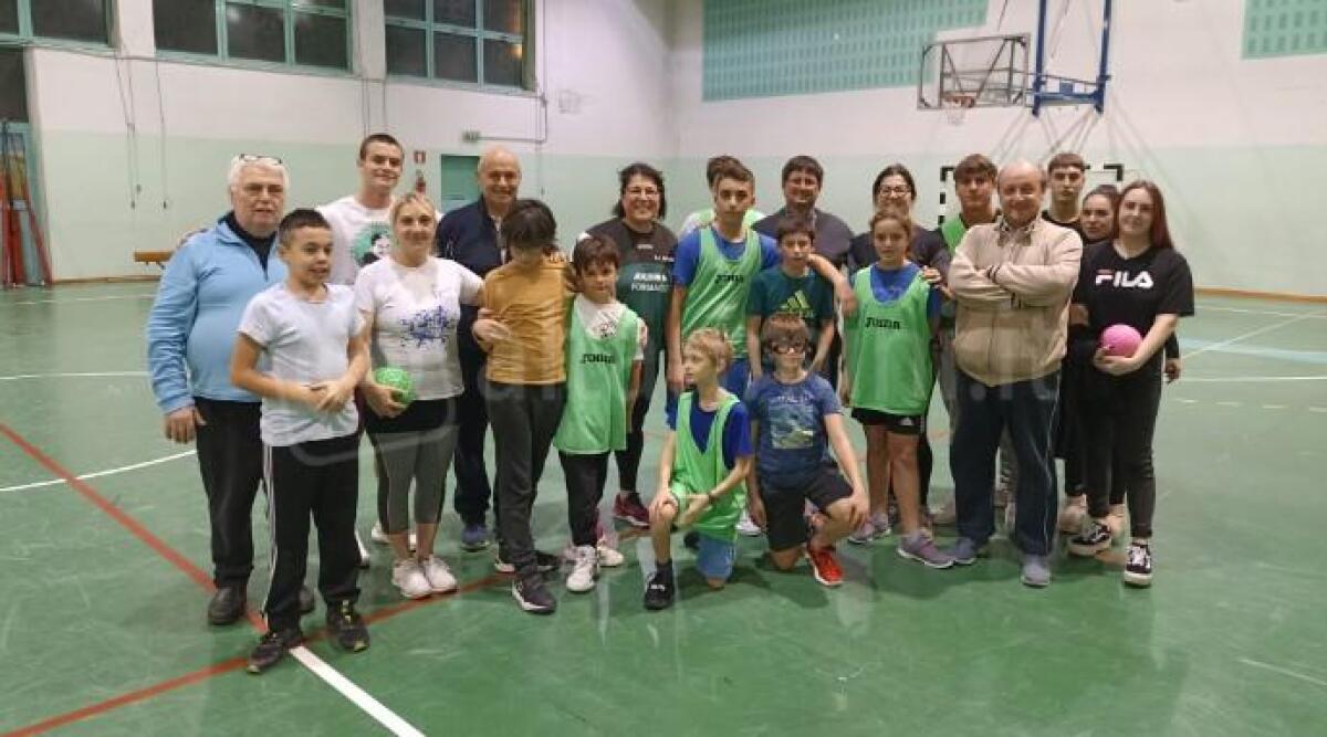 Il vescovo Nicolò Anselmi ha incontrato i ragazzi della Pallamano Rinascita - 