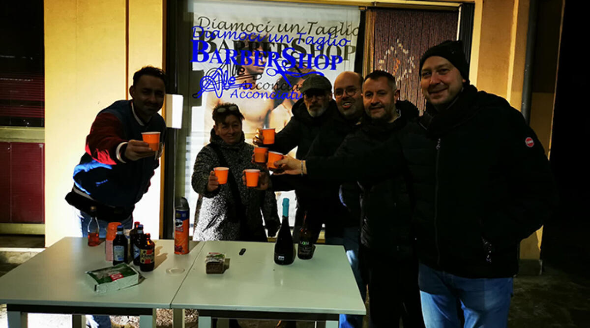 Un gesto di amicizia in ricordo di Alessandro Sabba - Gli amici di Ale fuori dalla barberia