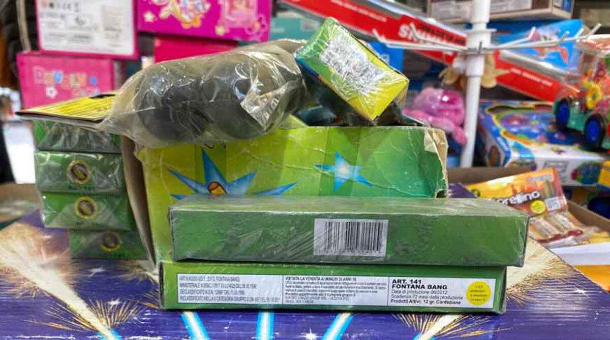 800 botti di Capodanno illegali messi in vendita nella bancarella: scattano denuncia e sequestro - 