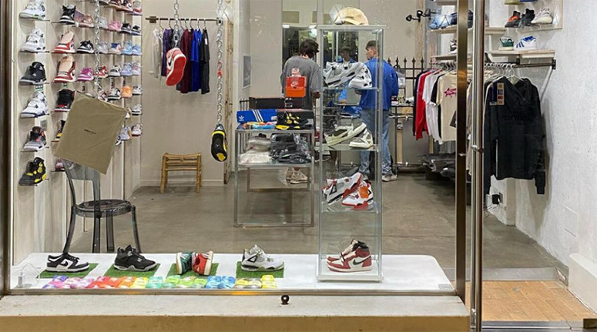 Solidarietà: comunità si unisce per sostenere il negozio di Sneakers derubato - Il negozio Snkrs Vault di Luca Mancini in via Garibaldi