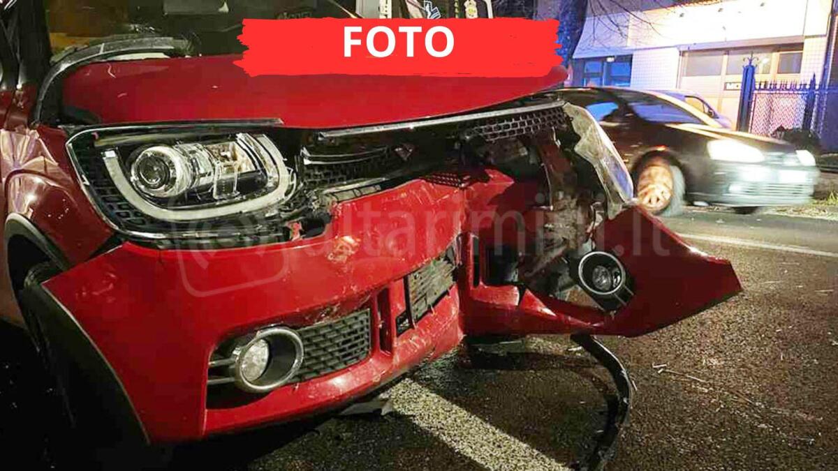 Novafeltria, scontro frontale contro il muretto di una casa: passeggera "intrappolata" nell'abitacolo -