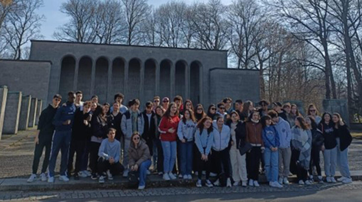 Viaggio nel passato e nel presente: studenti del Tonino Guerra ripercorrono i passi di Angelo Trebbi - Gli alunni delle classi quinte dell'Istituto Tonino Guerra di Novafeltria