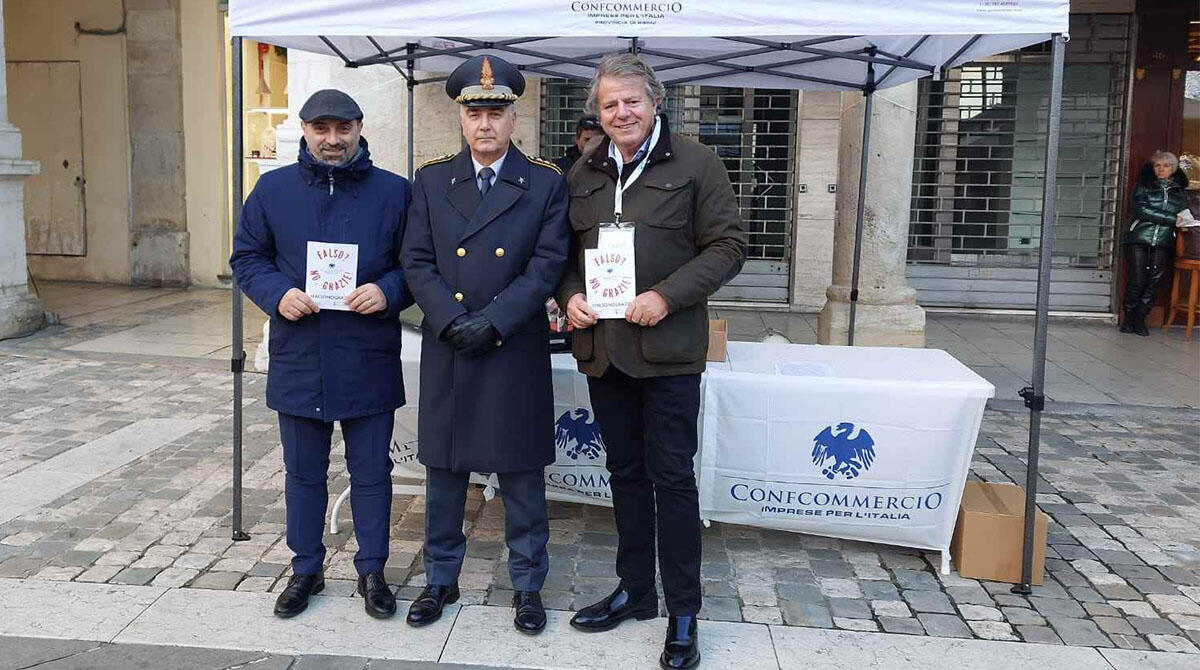Falso no grazie, in piazza a Rimini l'iniziativa per tutelare il commercio sano - Anche l'assessore Magrini in visita al banchetto di Confcommercio