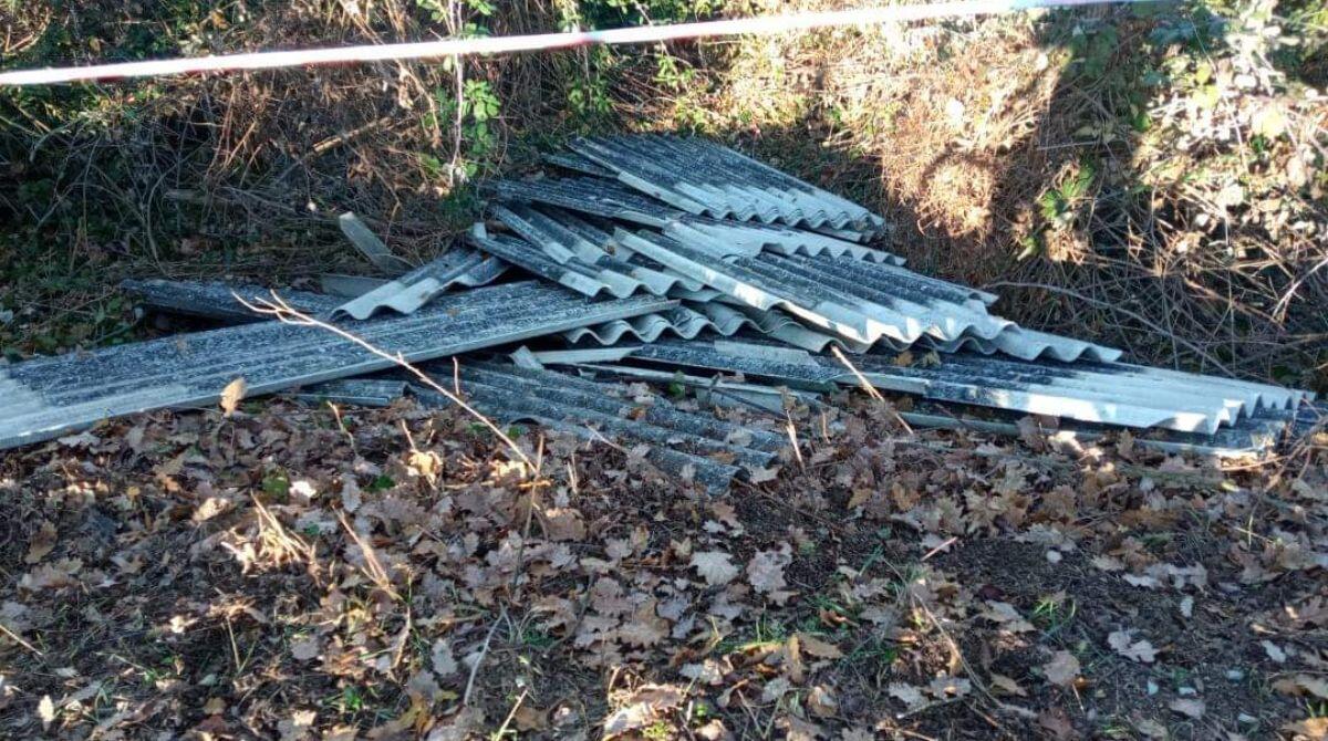 Eternit abbandonato in mezzo alla vegetazione vicino al Santuario di Saiano - Le lastre abbandonate