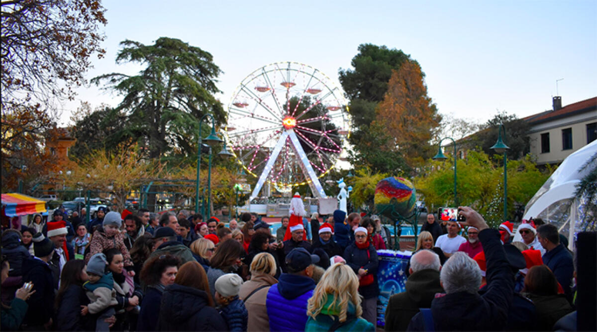 A Cattolica, tutti in piazza per l'inaugurazione del Magico Igloo e di Bagnino Natale - La gente in piazza Roosevelt