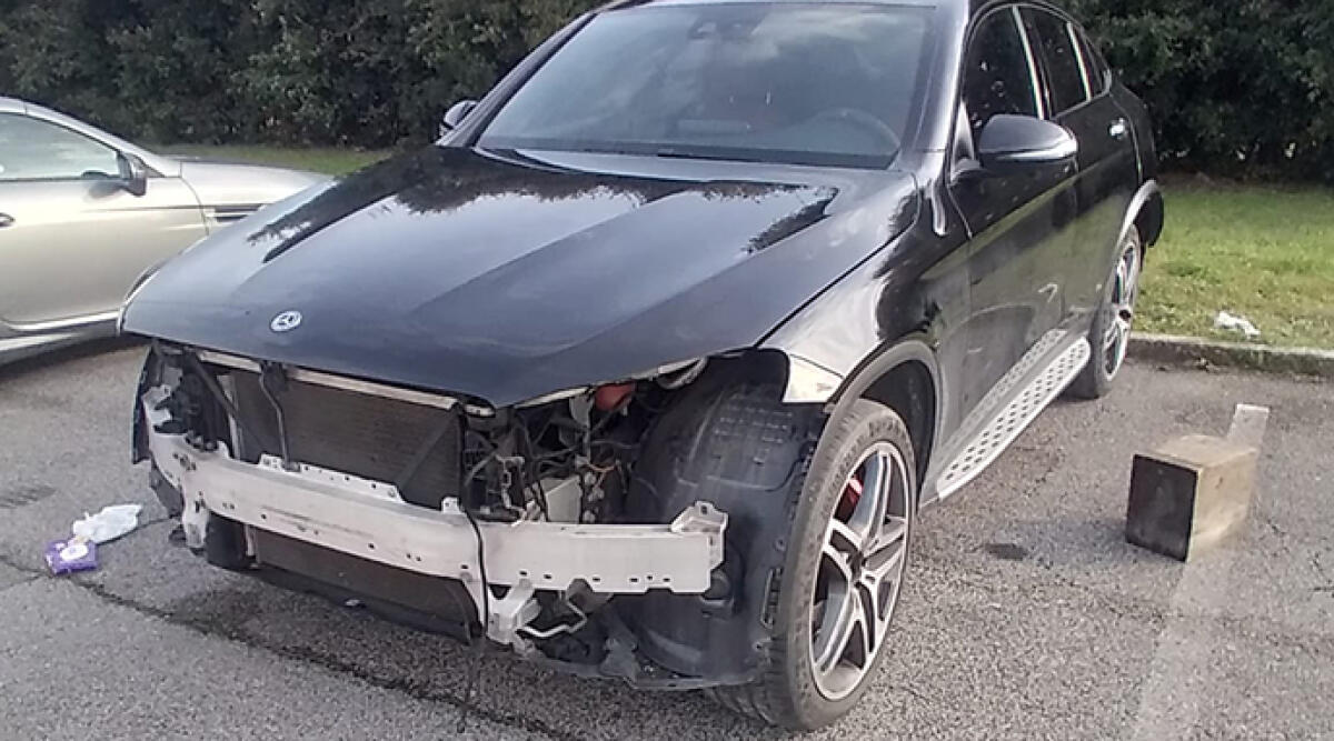 Dopo portiere e sedili i ladri si portano via fanali e paraurti - L'auto con fanali e paraurti rimossi