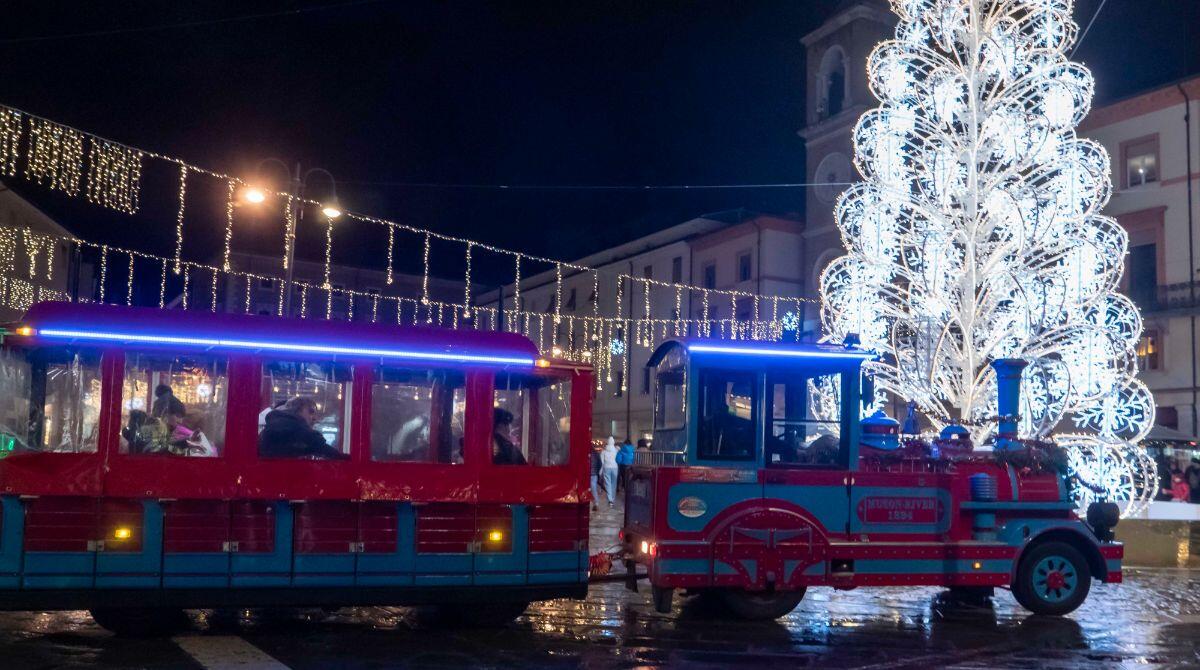 Riparte a Rimini "C'entro facile" il trenino natalizio con 4 linee - Il trenino in centro - foto di Riccardo Gallini