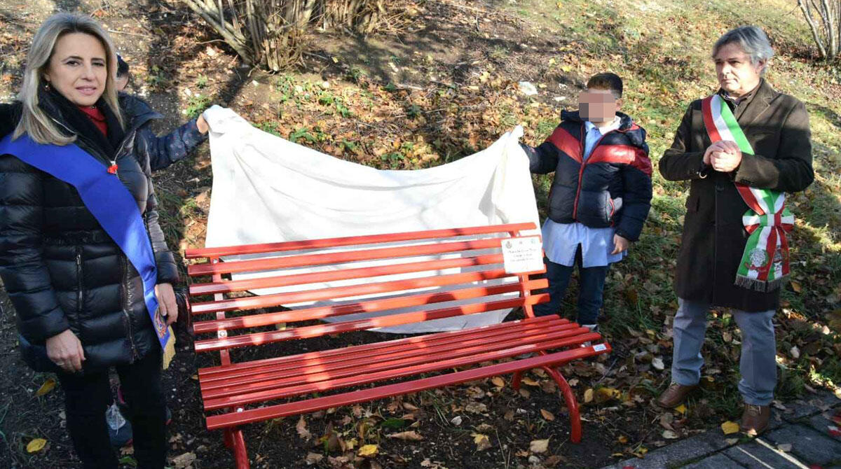 Una nuova panchina rossa a Talamello, importante gesto di sensibilizzazione - Lo svelamento della panchina rossa PH MARIO GUAZZARINI