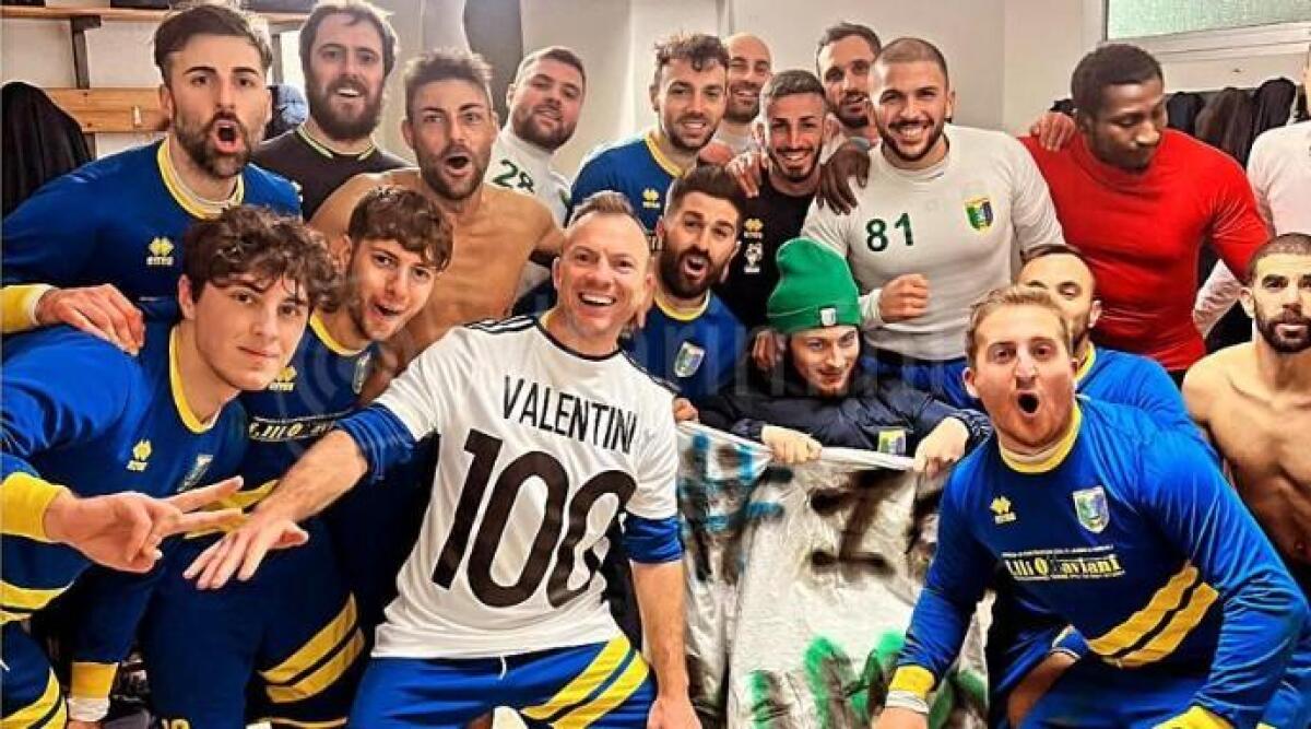 La storia: Carlo Valentini, 41 anni e una doppietta che vale 100 gol in carriera. 'Ora pizzata con i compagni' -