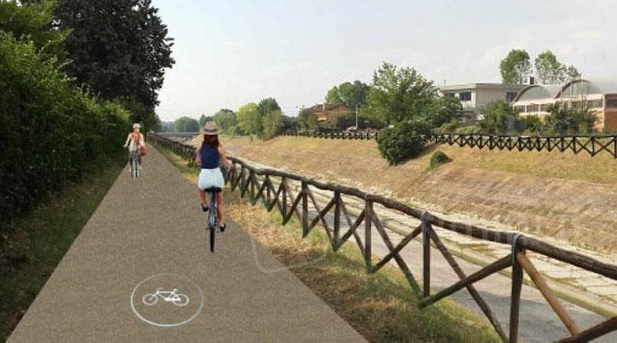 Al via iter per nuovo ponte ciclopedonale sul torrente Ausa - Un tratto della Bicipolitana all'altezza del deviatore del torrente Ausa
