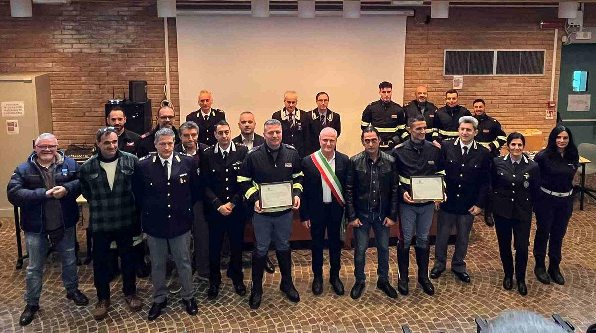 Novafeltria, premiati agenti eroi che salvarono vita a un automobilista - A fianco del sindaco Stefano Zanchini, l'automobilista soccorso e i due agenti