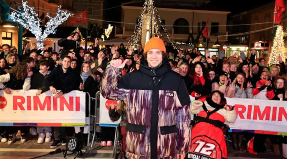 Celebrazione a Viserba: Marco Bezzecchi in piazza, tra rivalità e vittorie - Marco Bezzecchi a Viserba