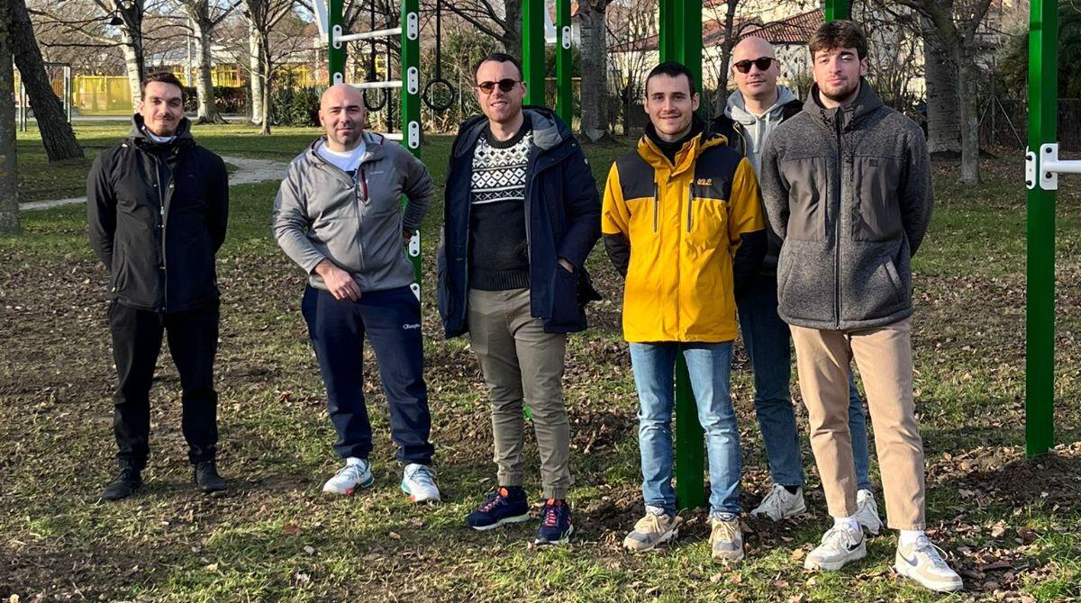 Nuova area fitness al Parco della Pace di Cattolica, progetto vincitore del bilancio partecipativo - Assessori Alessandro Uguccioni, Federico Vaccarini, il consigliere comunale Marco Magnani, Andrea Galeone promotore progetto vincente, Samuele Manenti promotore progetto esercizio verde e Davide Fraternali Molab