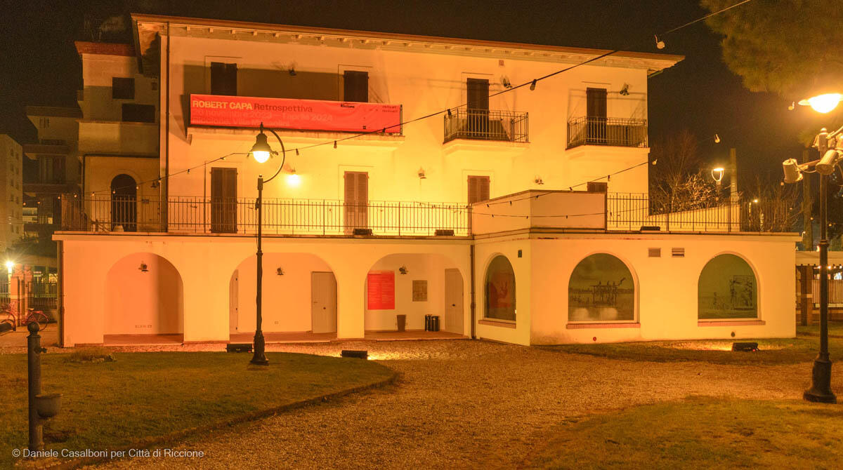 Riccione illumina di giallo Villa Mussolini per la campagna sui diritti umani - Villa Mussolini illuminata di giallo