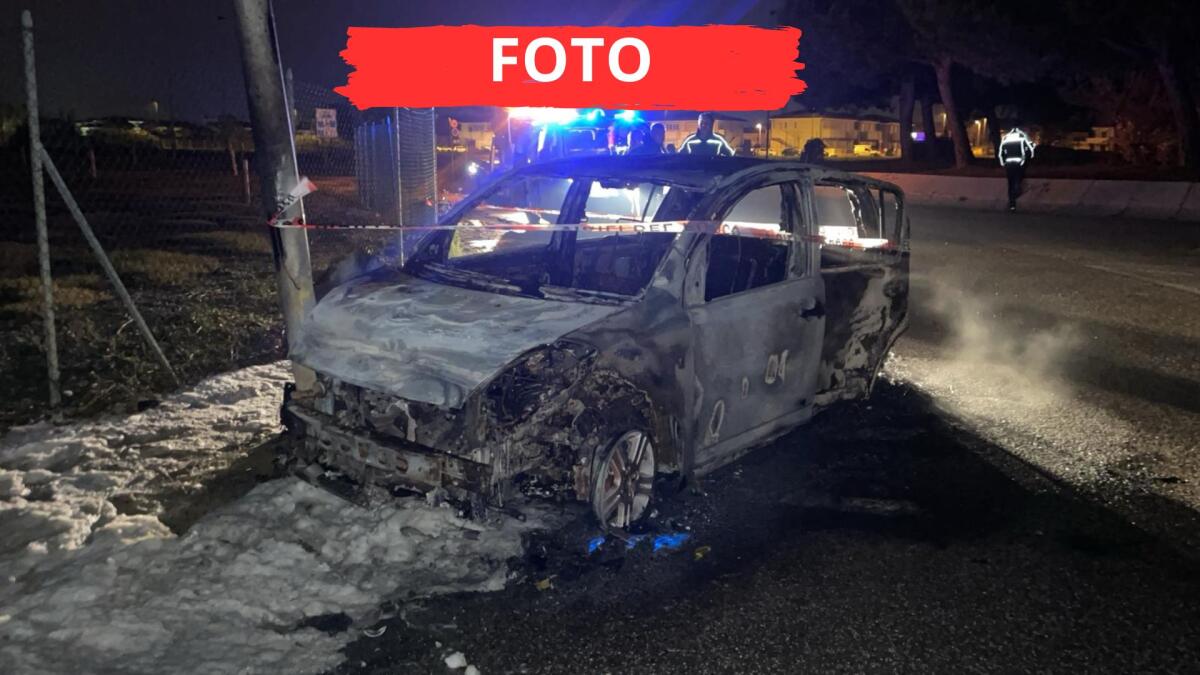 Rimini, auto si schianta contro un palo e prende fuoco - L'auto distrutta dalle fiamme