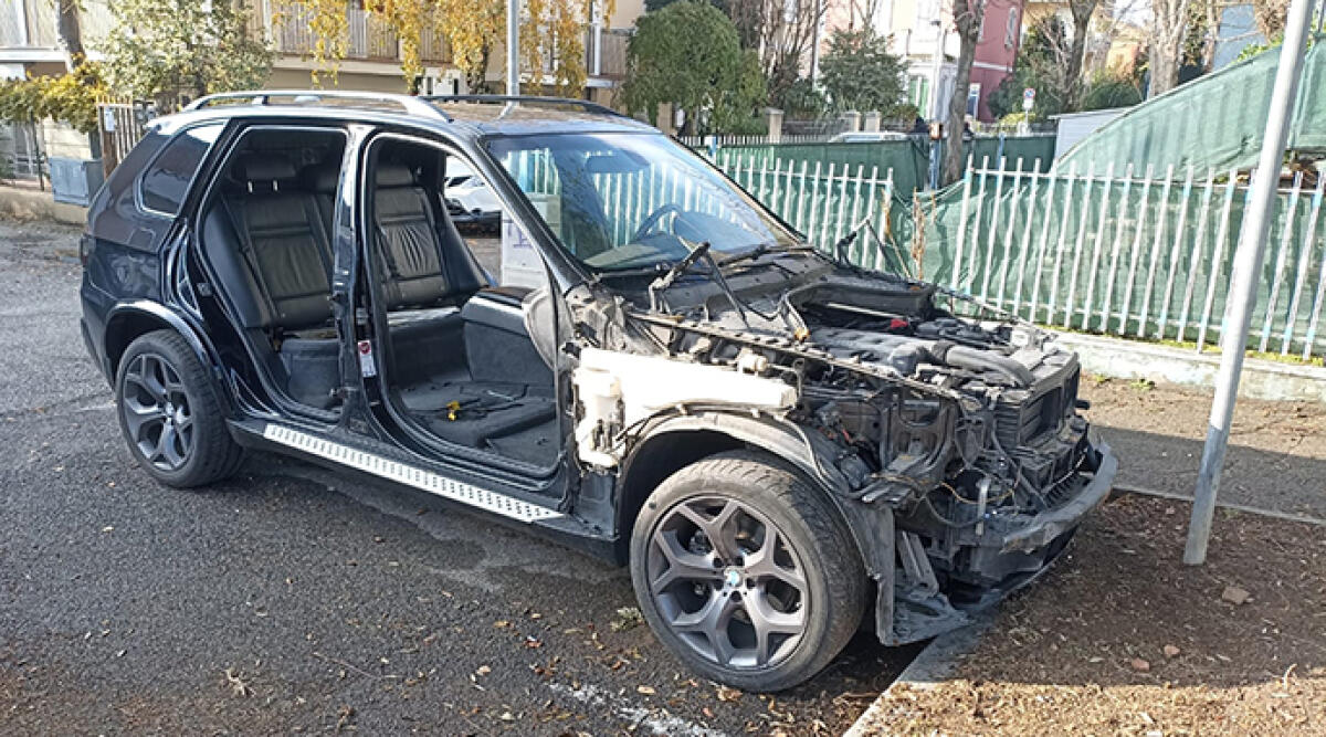 Spogliata all'osso: ladri specializzati 'smantellano' Bmw a Rimini - L'auto ridotta a carcassa a Viserba di Rimini