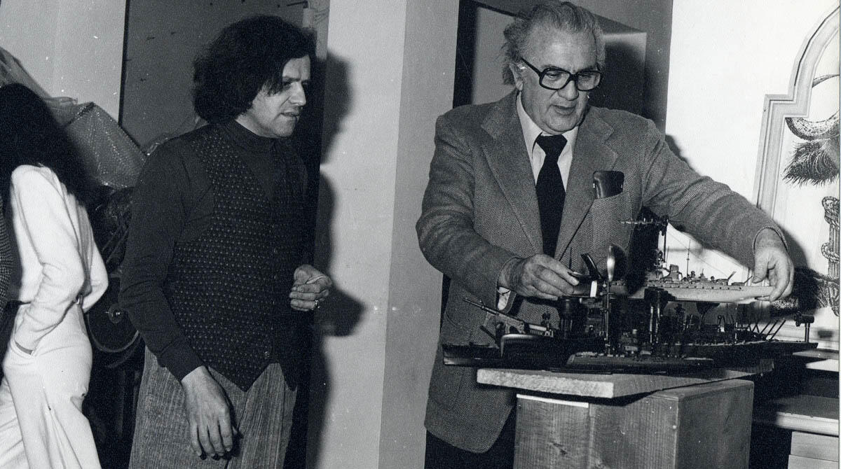 Una nuova mostra su Fellini: "La nave va" e l'incontro con Valeriano Trubbiani - Federico Fellini con Valeriano Trubbiani