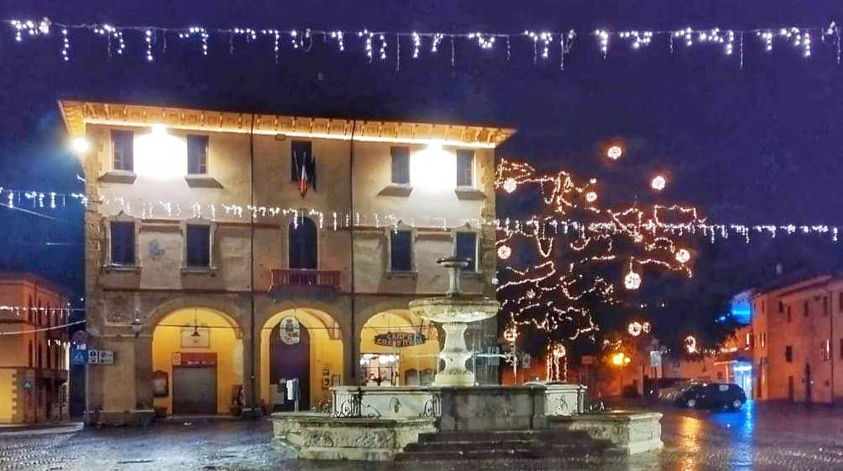 Novafeltria, il Natale è salvo: coniugi imprenditori regalano le luminarie alla città - Scorcio di piazza Vittorio Emanuele II PH Gigi Biondi
