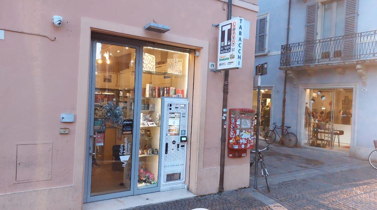 Sempre nello stesso angolo per 80 anni: la Tabaccheria Cavour è Bottega Storica - 