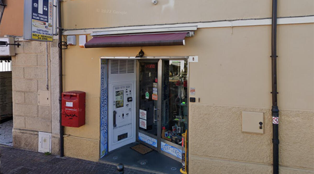 Ancora una spaccata con tombino a Rimini, colpita la tabaccheria in piazza Mazzini - La tabaccheria presa di mira dal malvivente