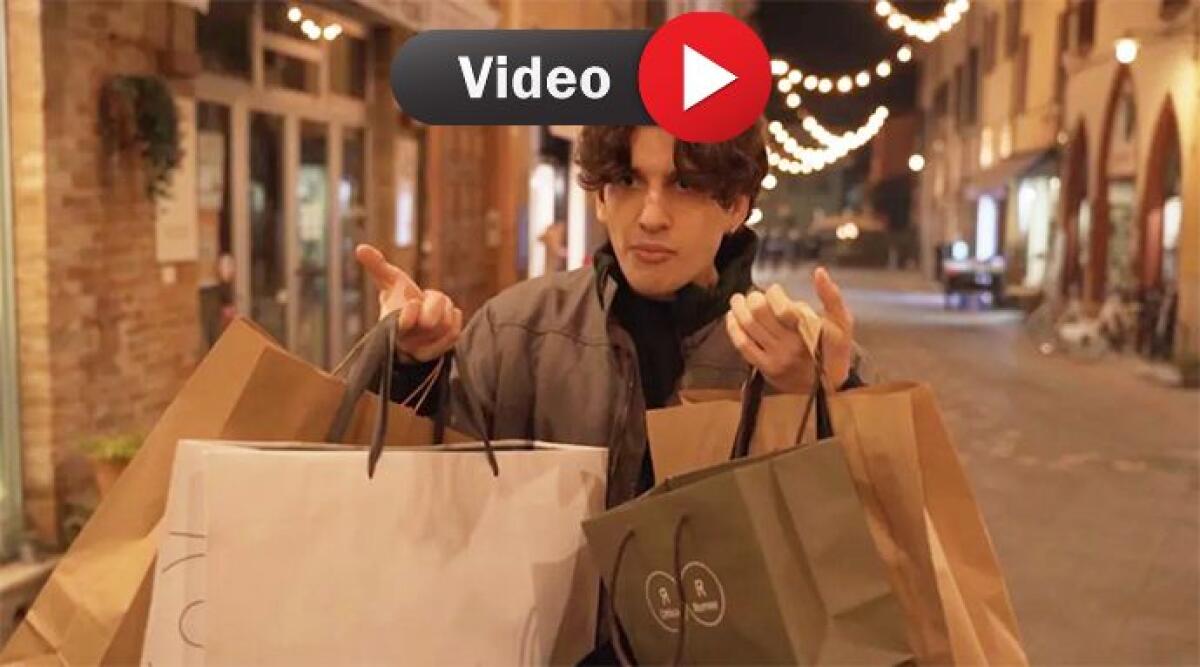 Shopping natalizio a Santarcangelo, un video virale per raccontarlo - Un fermo immagine del video