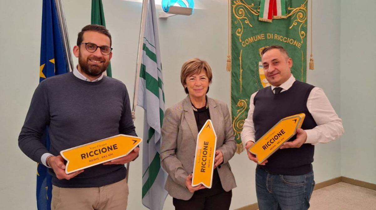 Riccione e Reims brindano con l'edizione speciale della Cliquot Arrow Etichetta Gialla” - Salvatore Annunziata, la Sindaca Daniela Angelini e Lorenzo Annunziata