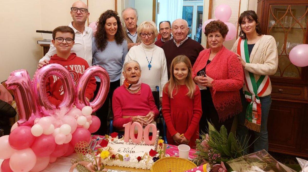 Dalla passione per i dolci alle lunghe passeggiate: i 100 anni di Alda festeggiati a Rimini - La festa per nonna Alda