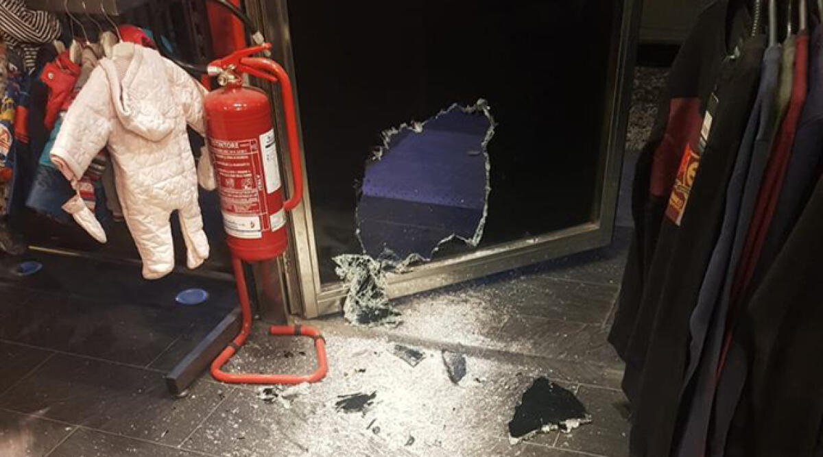 Riccione: rompono la vetrata posteriore ma scatta l'allarme, ladri in fuga - La porta in vetro spaccata