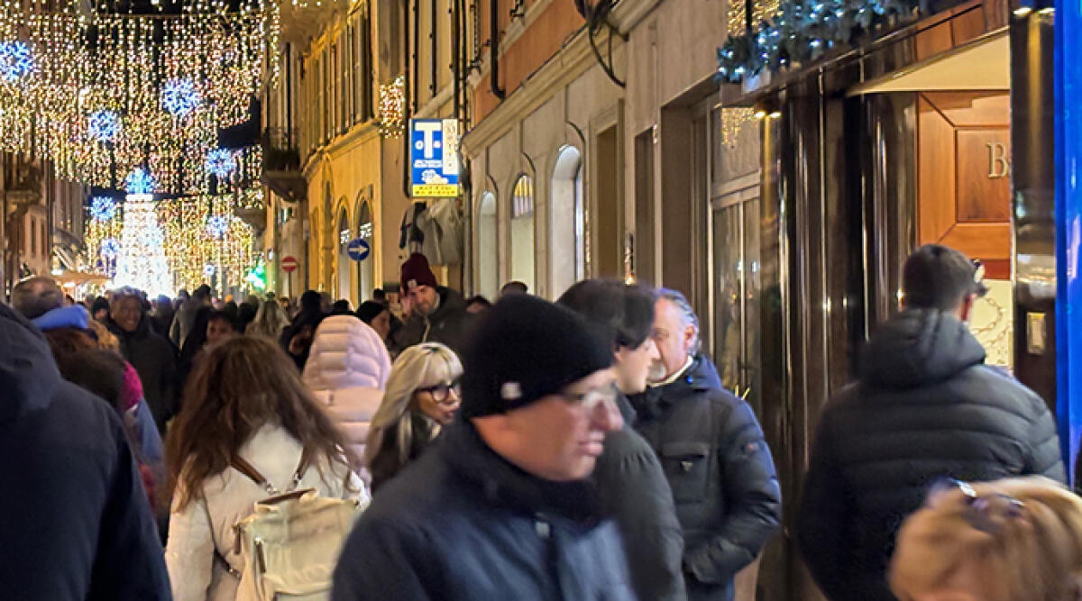 Shopping natalizio a Rimini: folla pre natalizia nell'incantevole centro storico - Corso d'Augusto