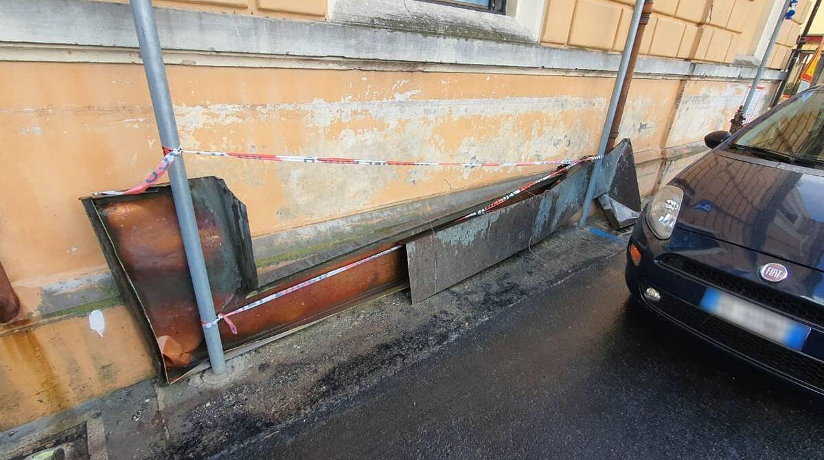 Forte vento provoca blackout e danni ai semafori: anche Santarcangelo alle prese con il crollo di alberi - I danni alla scuola Pascucci