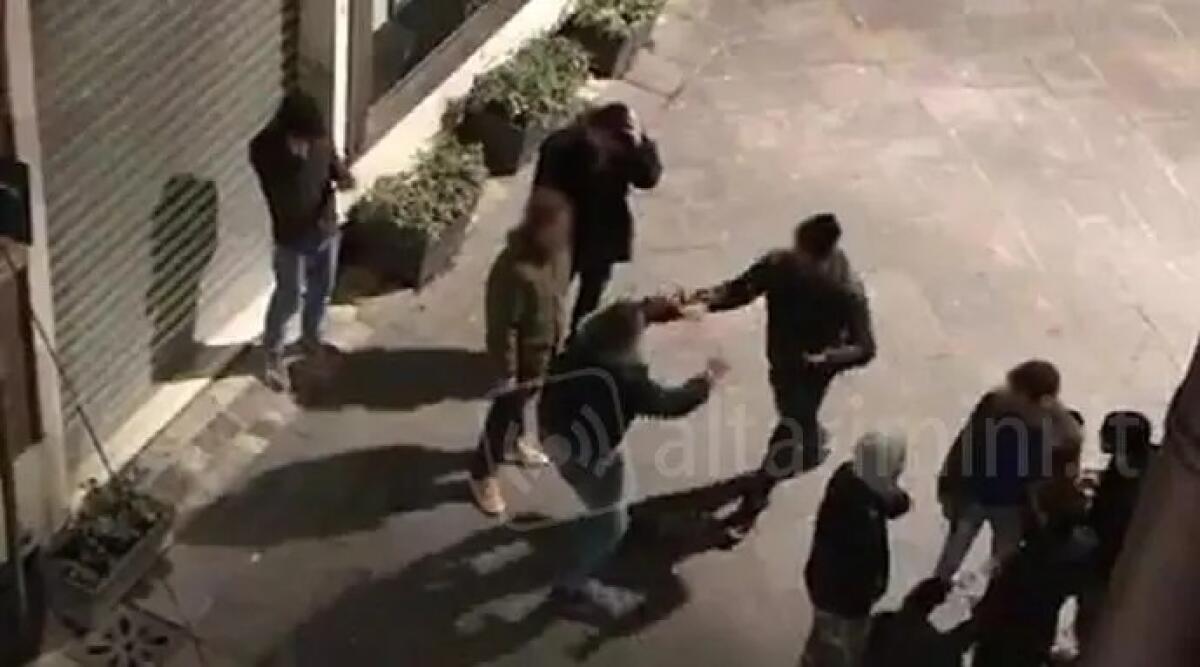 Rissa natalizia tra ragazzini in centro storico a Rimini - Repertorio