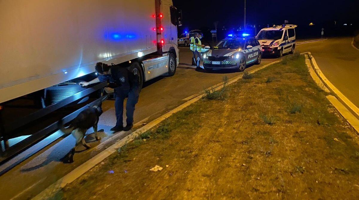 Polstrada ed Ispettorato del lavoro: controllo del trasporto merci. Rilevate 280 violazioni - Controlli della Polstrada