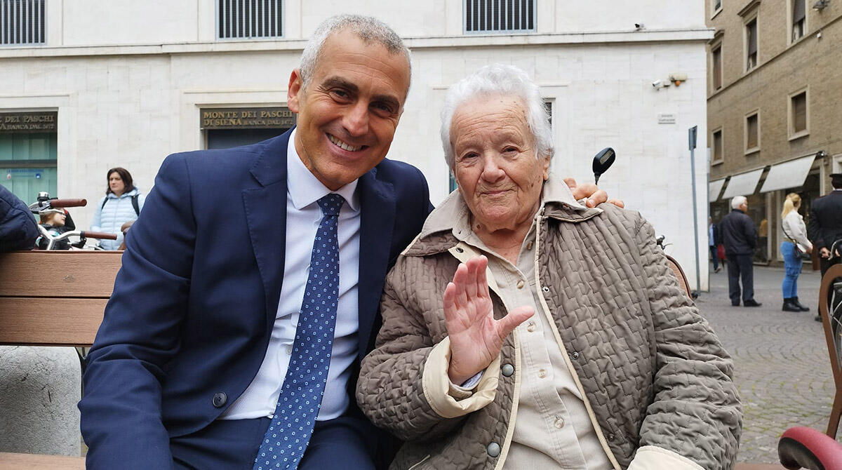 Compie 99 anni e ancora danza: Rimini festeggia la frizzante nonna Attilia - Nonna Attilia Conte e il Sindaco di Rimini Jamil Sadegholvaad