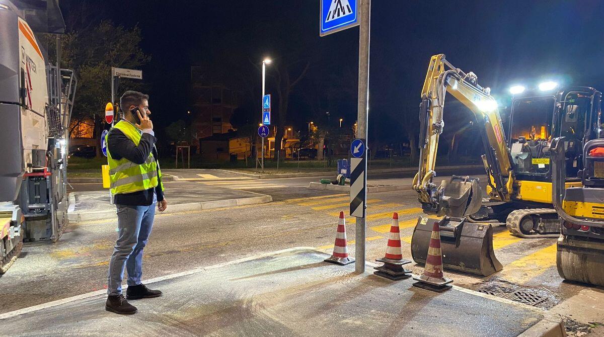 Riccione, da lunedì lavori notturni al manto stradale della statale 16 - Sopralluogo al cantiere dell'assessore Imola