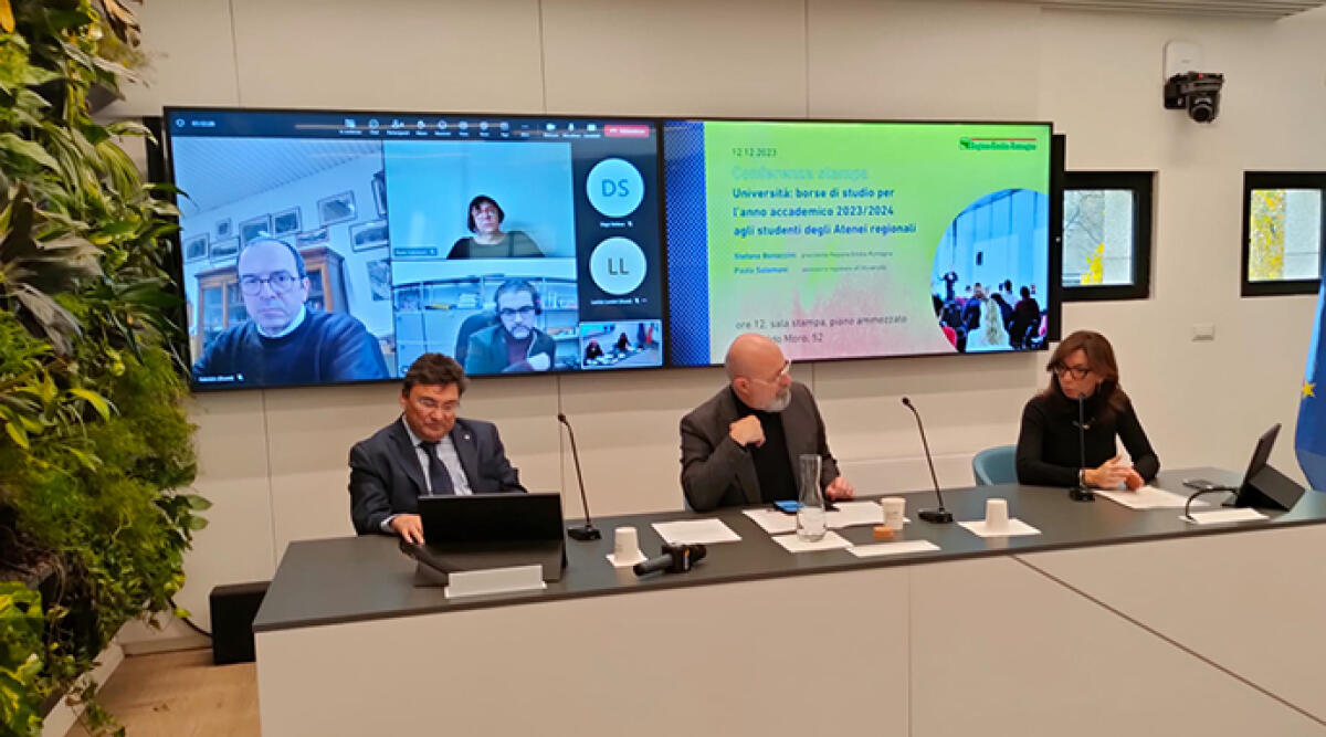 Dalla Regione 150 milioni per borse di studio per universitari - La conferenza stampa: da sinistra Marchi, Bonaccini, Ramaciotti